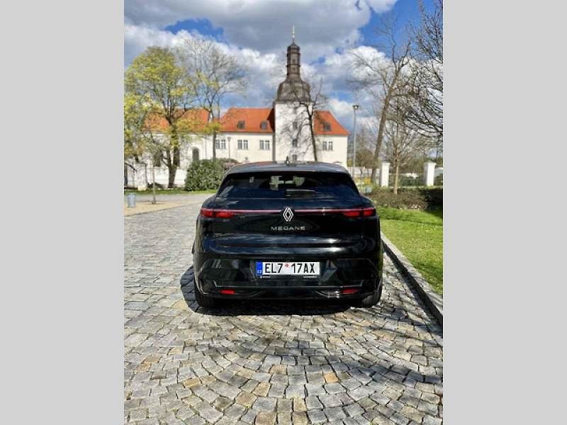 Renault Megane E-Tech Iconic. Bugynka (hlavně) do města.