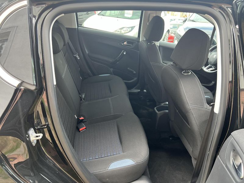 Peugeot 208 1.2i KLIMA PANORAMA TEMPOMAT - fotka 31 z 44