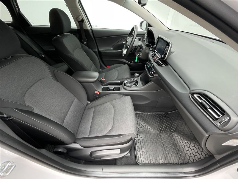 Hyundai i30 1,5 T-GDI AT7 Combi Smart PDC - fotka 17 z 23