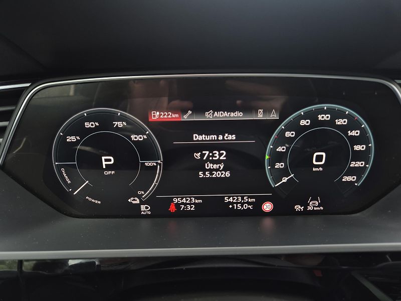 Audi e-tron 50 QUATTRO 230kw 20ALU SOH100% - fotka 45 z 45