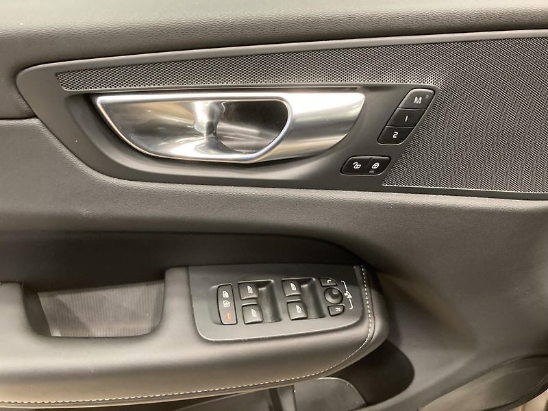Volvo XC60 T6 eAWD ULTRA DARK - fotka 19 z 26