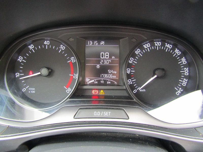 Škoda Fabia (2016) 1.2 TSI 66kW  ZIMNÍ+LETNÍ PNEU - fotka 27 z 36