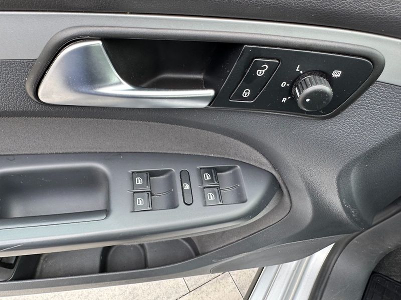 Volkswagen Touran (2012) Trendline 1.6 TDI 77kW - fotka 27 z 31
