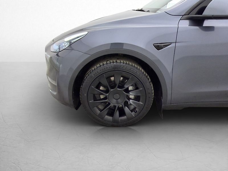 Tesla Model Y Long Range AWD - fotka 7 z 30