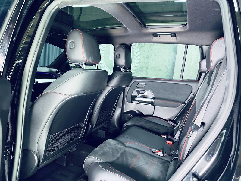 Mercedes-Benz GLB (2020) 220d 4M AMG PANO HUD TAŽNÉ - fotka 28 z 34
