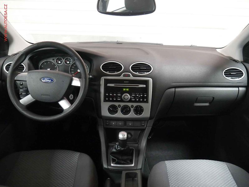 Ford Focus (2007) 2.0 i, AC, výhřev sed - fotka 8 z 15