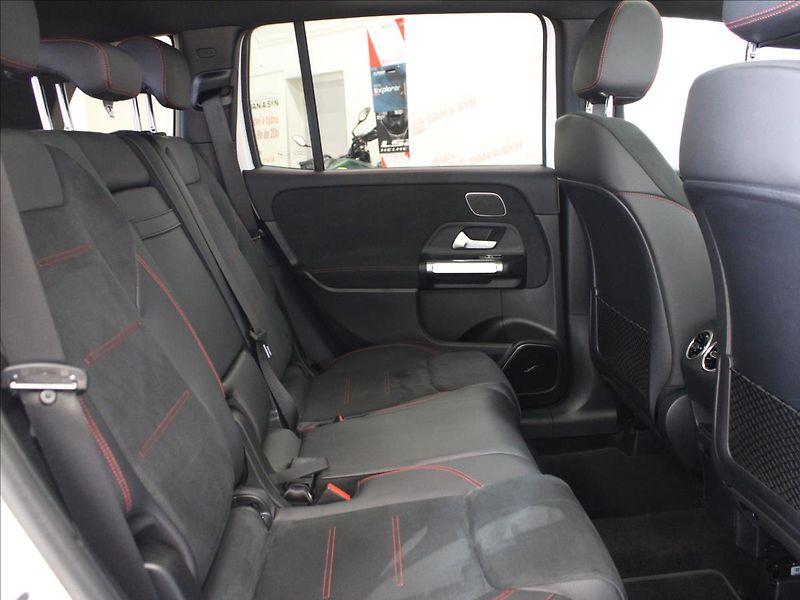 Mercedes-Benz GLB 2,0 250 4Matic AMG Line - fotka 13 z 39