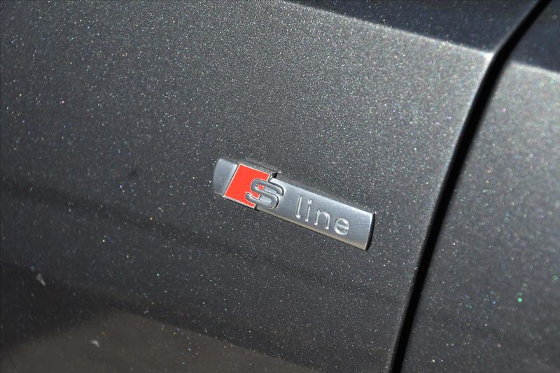Audi Q8 50 TDI QUATTRO S-LINE ČR - fotka 33 z 35