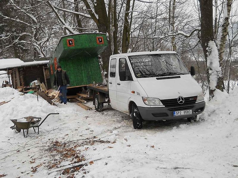 Volkswagen Transportér T4 s dřevěnou nástavbou a u něj skupina Der Schenster Gob.