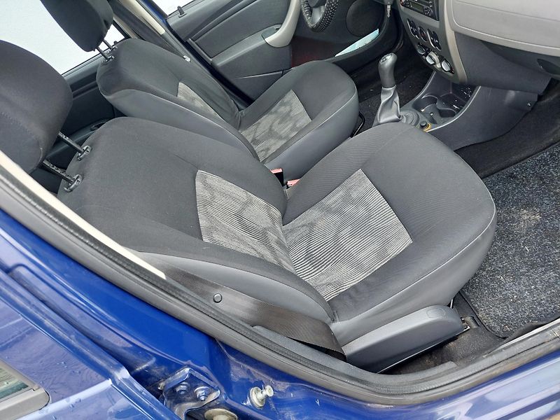 Dacia Sandero (2009) 1.2i-16v - fotka 15 z 25