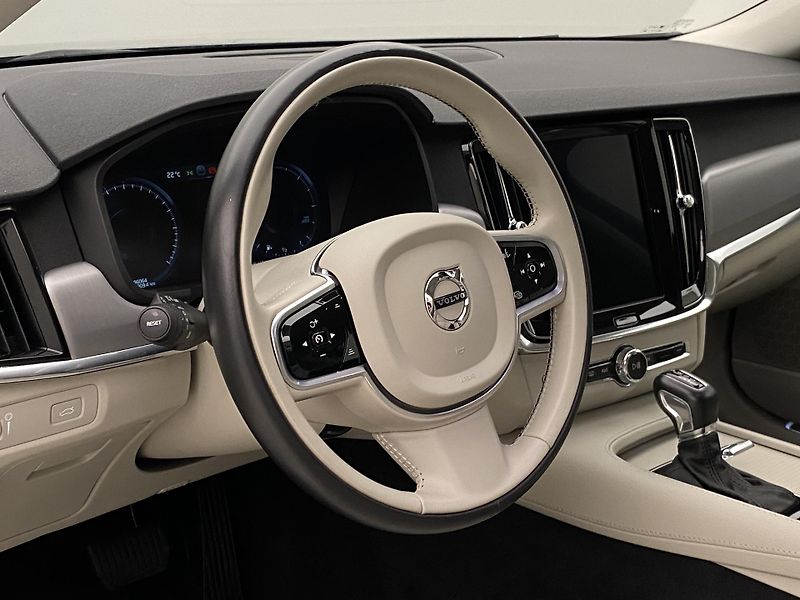 Volvo V90 D4 MOMENTUM AUT - fotka 4 z 48