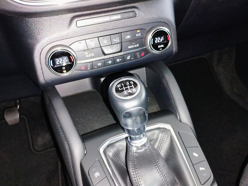 Ford Kuga 1.5T EcoBoost, Titanium  - fotka 23 z 26