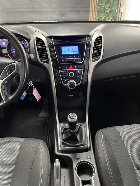 Hyundai i30 1.6 i 88kW ČR 1.MAJ.REZERVACE  - fotka 22 z 23