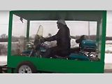 Billie Standley na svém Harleyi.