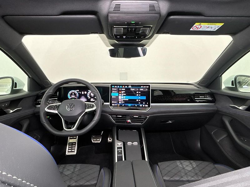 Volkswagen Passat R-Line - fotka 5 z 31