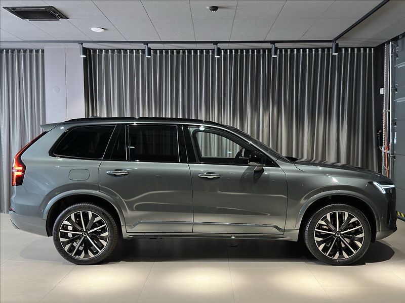 Volvo XC90 (2026) 2,0 T8  Plus Dark - fotka 3 z 37