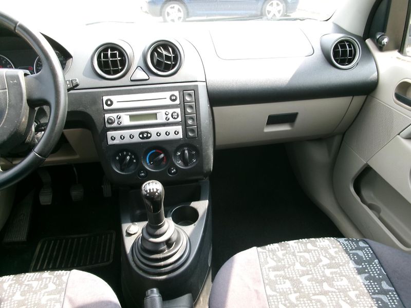 Ford Fiesta (2005) 1,3i KLIMA ČR - fotka 16 z 18