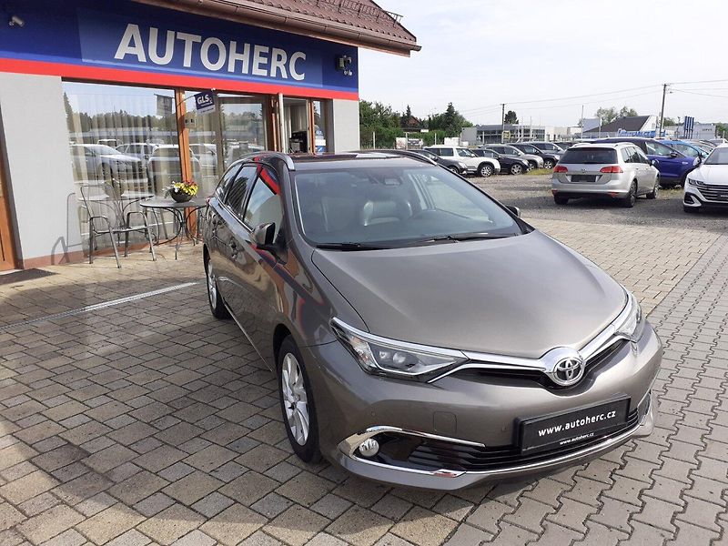 Toyota Auris (2018) 1.6 i Valvematic  AUTOMAT - fotka 2 z 42