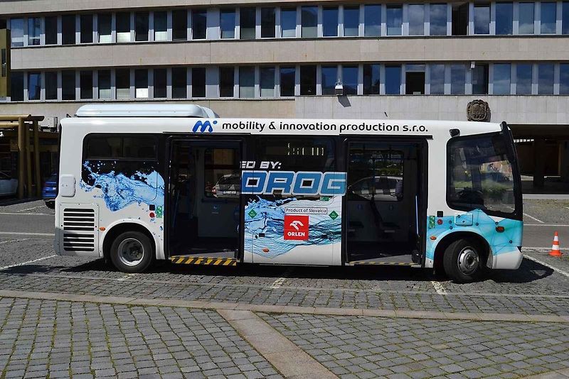 Autobus na vodíkový pohon v Mostě. Pohled z přední strany.