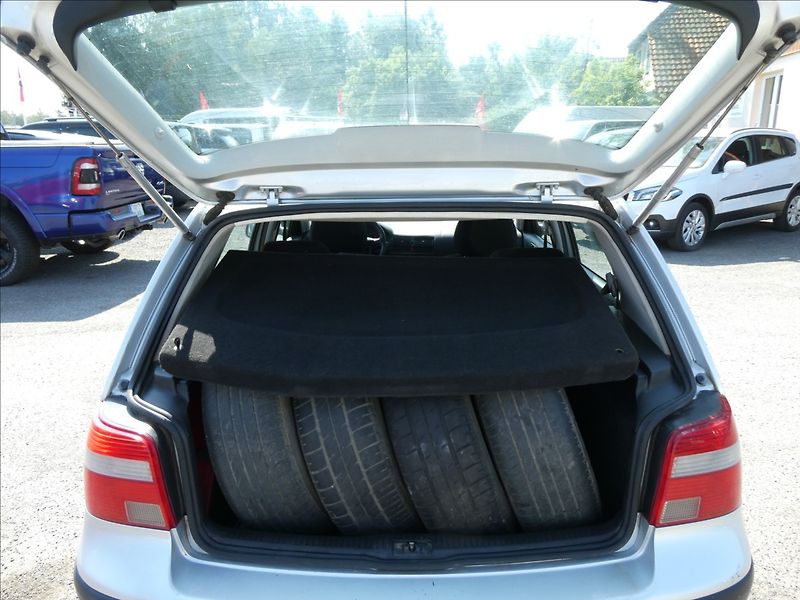 Volkswagen Golf 1,9 TDi 74kW EDITION - fotka 10 z 30