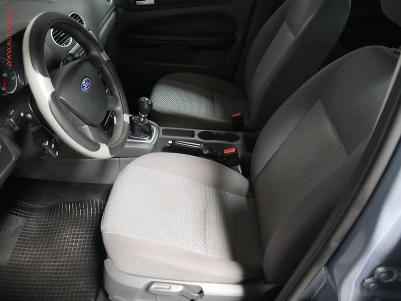 Ford Focus (2006) 2.0 TDCi, AC, výhřev sed - fotka 9 z 17