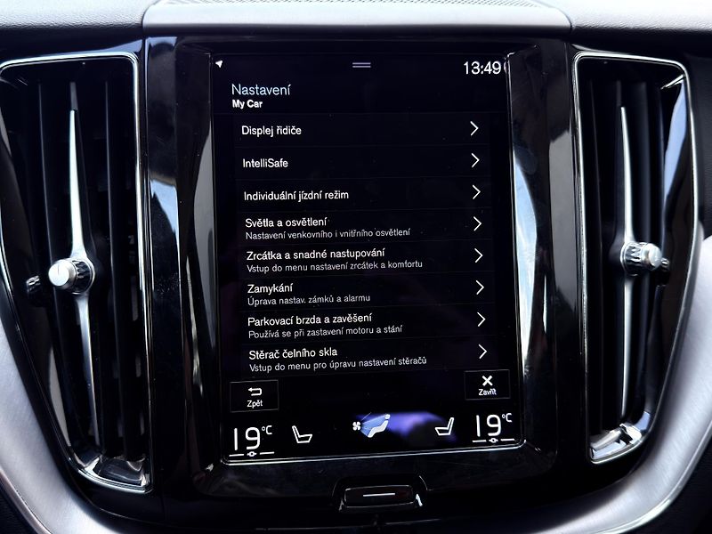 Volvo XC60 B4 AWD (nafta) // REZERVACE - fotka 34 z 47