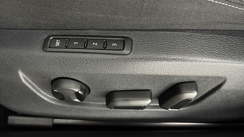 Škoda Superb 2.0 TDI DSG Style Combi - fotka 21 z 26