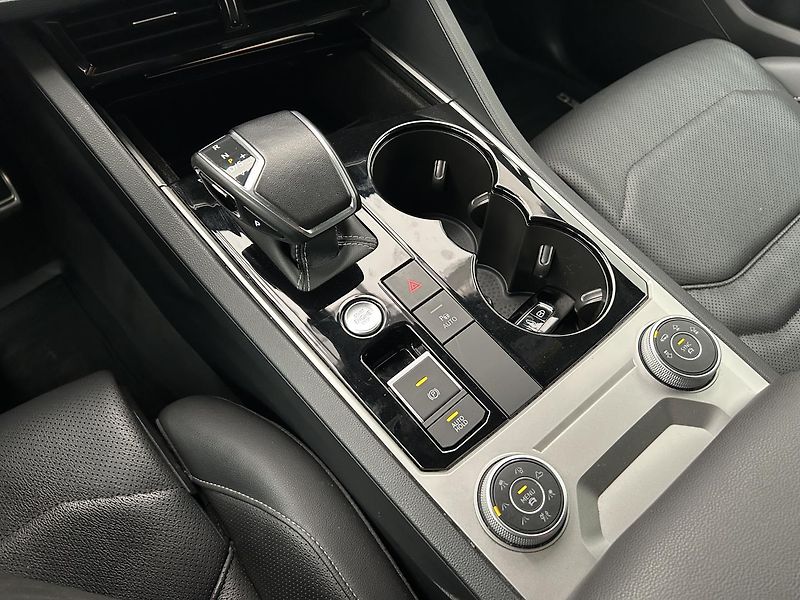 Volkswagen Touareg 3.0 TDi 4x4 R-Line - fotka 21 z 29