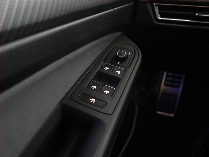Volkswagen Golf (2023) R-Line 2.0 TDI, Automat - fotka 27 z 28