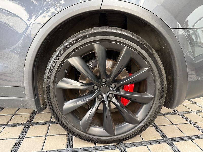 Tesla Model X Performance Ludicrous Mode - fotka 8 z 42