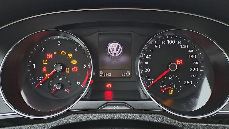 Volkswagen Passat 1.6 TDI ComfortLine Business - fotka 29 z 36