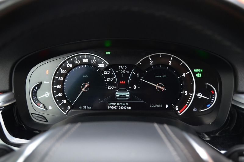 BMW Řada 5 (2017) 520d xDrive 140kW / ČR / DPH  - fotka 24 z 36
