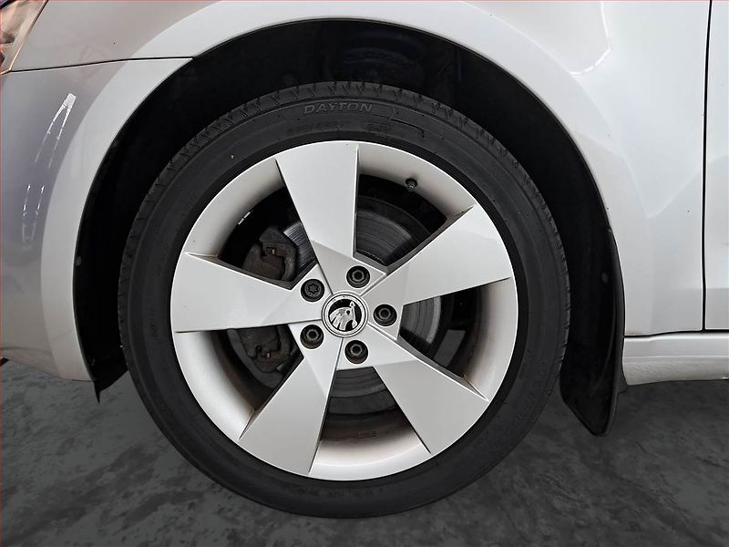 Škoda Octavia (2013) Ambition 1.6 TDI, Tempomat - fotka 14 z 18