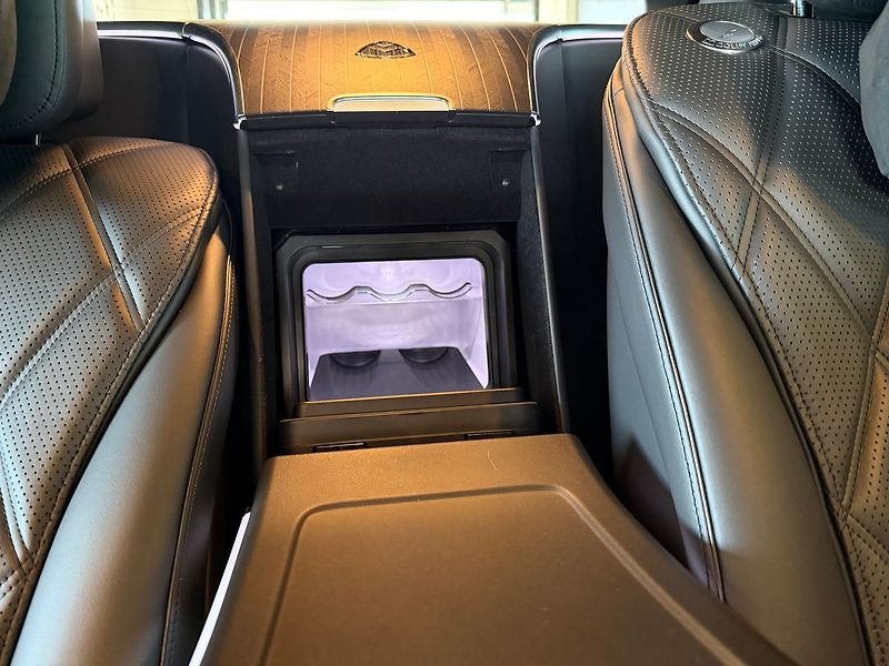 Mercedes-Benz EQS 680 4MATIC MAYBACH SUV - fotka 28 z 30