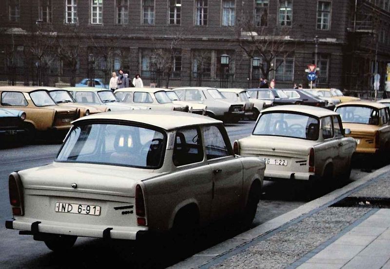 Výstava vozů Trabant při křtu knihy v plzeňském Depu 2015