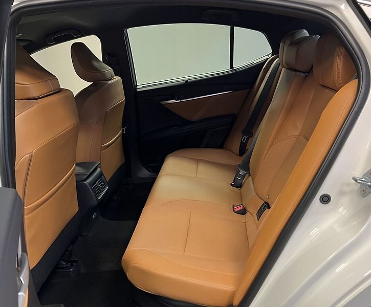 Toyota Camry 2.5 Hybrid AT EXECUTIVE - fotka 11 z 19