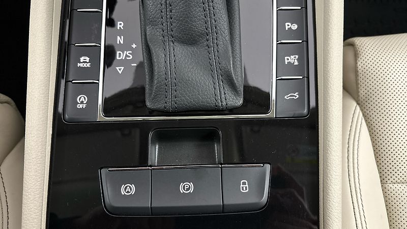 Škoda Superb 1.5 TSI DSG L&K Combi - fotka 27 z 33