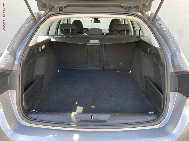 Peugeot 308 (2018) 1.6 HDi, AT, navi, AC - fotka 7 z 17
