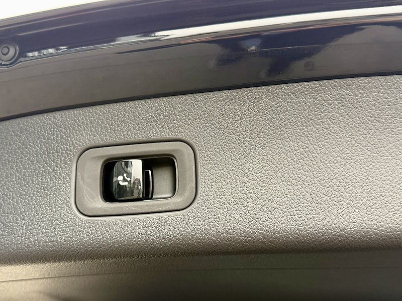 Mercedes-Benz GLC (2023) 300 e 4MATIC SUV - fotka 12 z 48