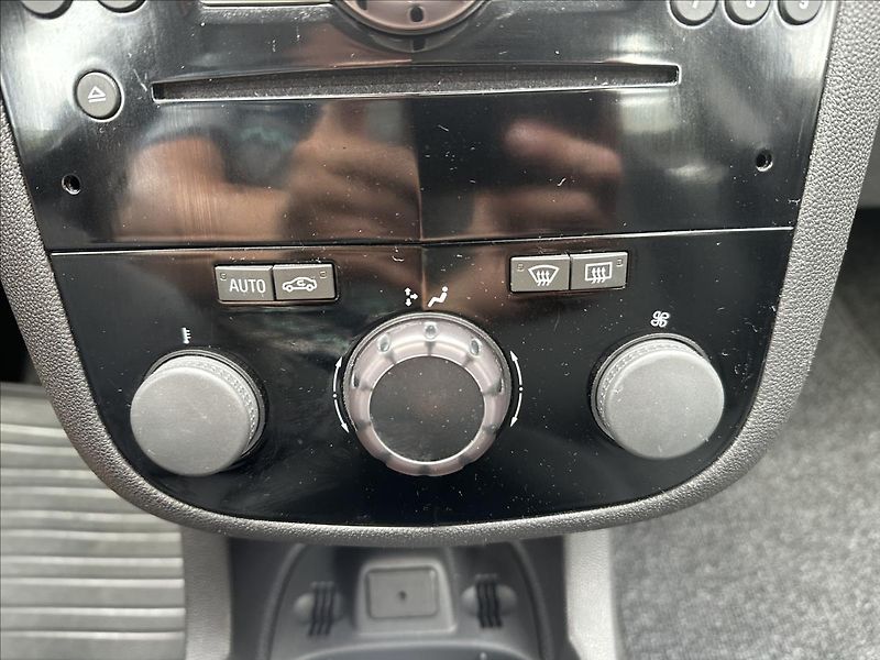 Opel Corsa 1,4 AUTOMAT - fotka 18 z 27