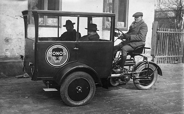 Motorová tříkolka Monos, upravená pro přepravu osob., zdroj: Wikimedia Commons, Bundesarchiv, Bild 102-08625, CC-BY-SA 3.0