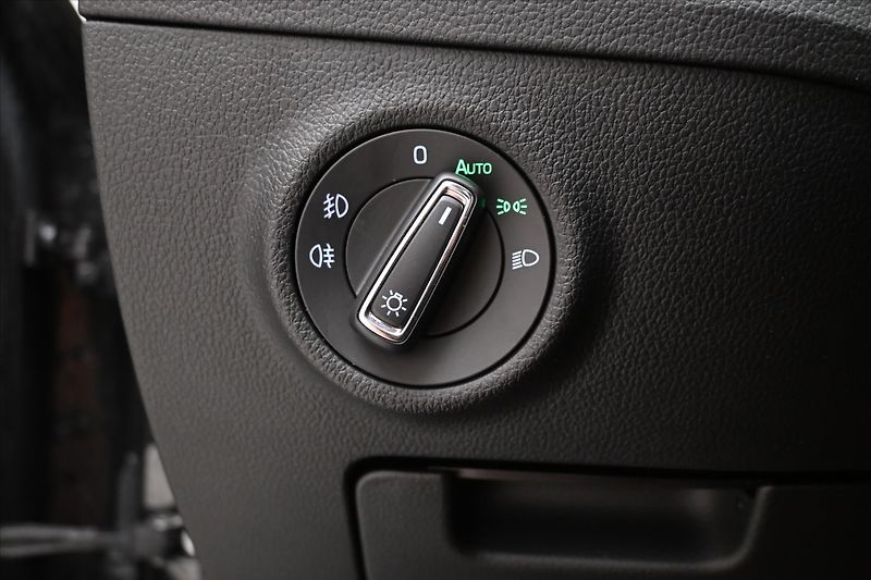 Škoda Superb 2,0 TDI 110 kW DSG Style Záruk - fotka 27 z 32