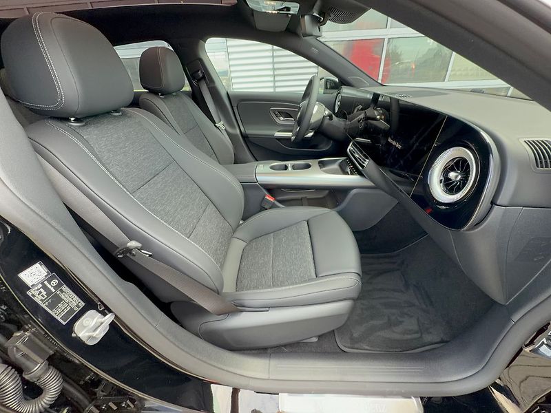 Mercedes-Benz CLA 200 Shooting Brake - fotka 10 z 34