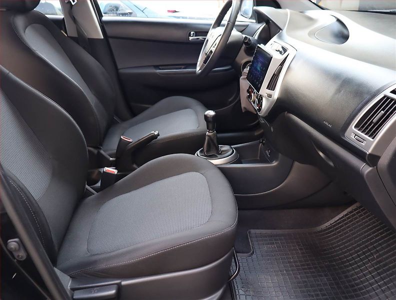 Hyundai i20 (2015) 1.2, Serv.kniha, Navi - fotka 9 z 19