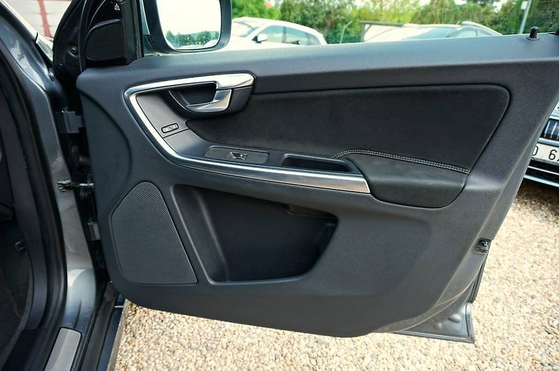Volvo XC60 (2017) R-DESING 2,4 D4 140 kW - fotka 19 z 57