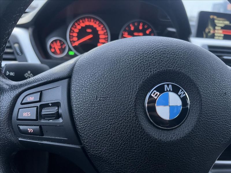 BMW Řada 3 320d Automat 140kw - fotka 13 z 19
