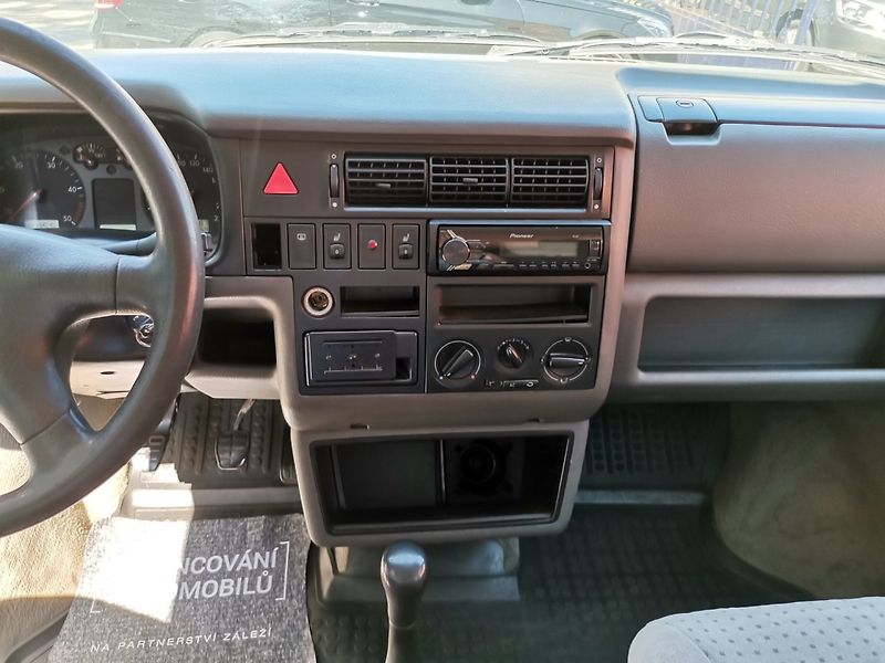 Volkswagen Caravelle (2003) 2.5TDi 75kw 8míst Long AC TZ - fotka 13 z 27