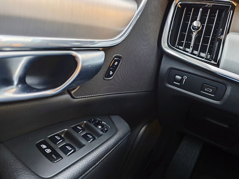 Volvo V90 (2019) 2.0 D4 Momentum 140kW 8AT - fotka 31 z 43