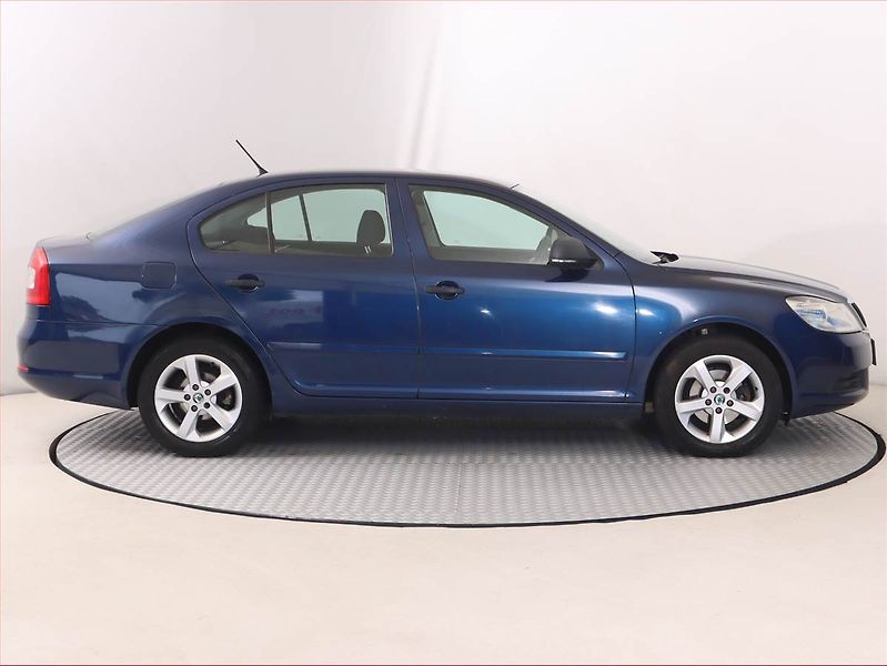 Škoda Octavia (2011) 1.6 TDI, Vyhř. sedaček - fotka 6 z 15