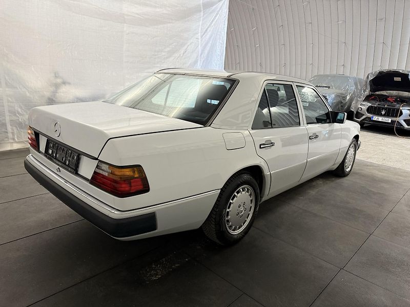 Mercedes-Benz Třídy E (1991) 2.3 , AT ,SERVIS DOLOŽEN! - fotka 4 z 34